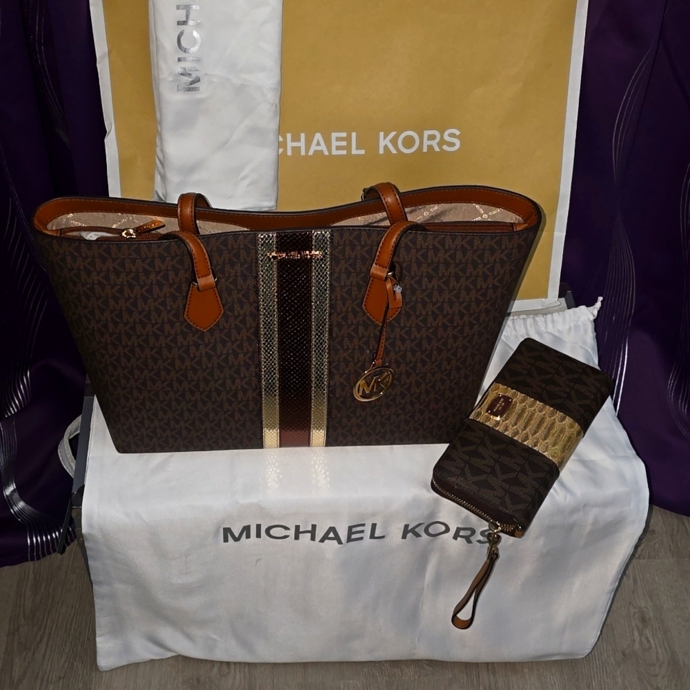 Michael Kors set wallet and purse and dust bag included!
